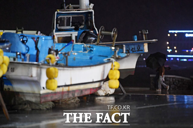 북한 주민 2명은 해군과 조우하자 이틀동안 도주했다. 부산항에 있는 소형 어선의 모습. 사진은 해당 사건과 관련이 없음. /부산=남윤호 기자
