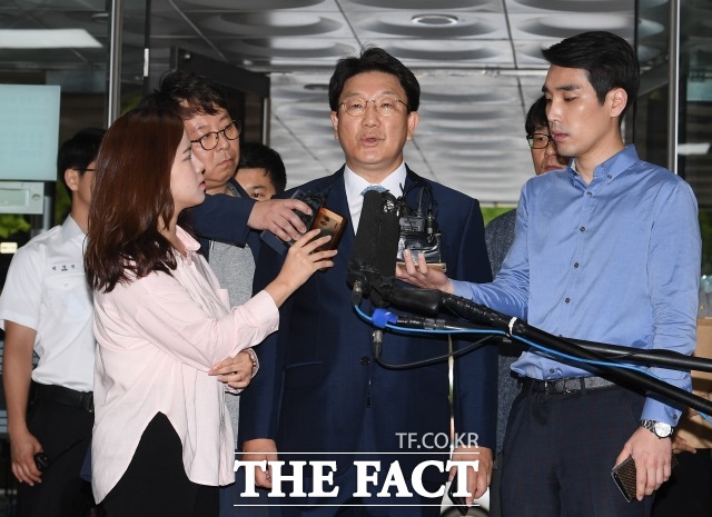 강원랜드 채용비리 혐의를 받는 권성동 자유한국당 의원의 2심이 시작됐다. 사진은 지난 2018년 7월4일 오전 서울 서초구 서울중앙지방법원에 구속 전 피의자심문(영장실질심사)을 받기 위해 법원에 출석한 권성동 의원/이새롬 기자