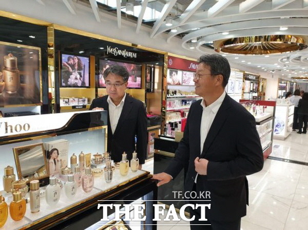 신라면세점이 7일 마카오 국제공항 면세점에서 독자적인 영업을 시작했다. 사진은 한인규 호텔신라 TR부문장 사장(왼쪽)과 김영훈 TR부문 MD팀장 전무등 경영진이 영업을 시작한 마카오 국제공항 면세점을 둘러보고 있는 모습. /신라면세점 제공