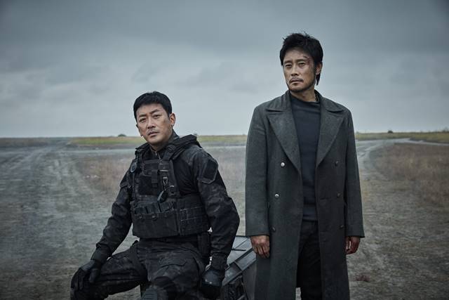 하정우(왼쪽)와 이병헌은 영화 백두산에서 처음 호흡을 맞췄다. /CJ엔터테인먼트 제공