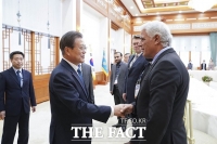  文대통령 '한반도 평화, 고비 많지만 반드시 가야할 길'