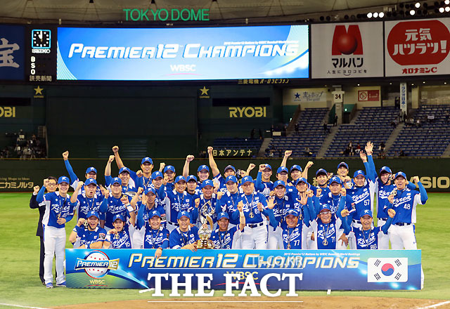 2015 세계야구소프트볼연맹(WBSC) 프리미어12 대회에서 우승한 한국선수단. 이번 2회 대회에서 2연패를 노리고 있다./닛칸스포츠 제공