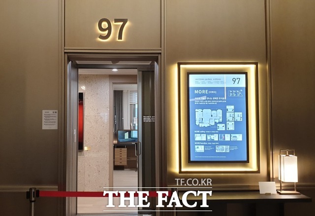 르엘 신반포 센트럴 전용면적 97㎡(조합물량) 유닛 입구. 주택전시관 관계자는 조합물량 유닛은 공개할 수 없다고 말했다.