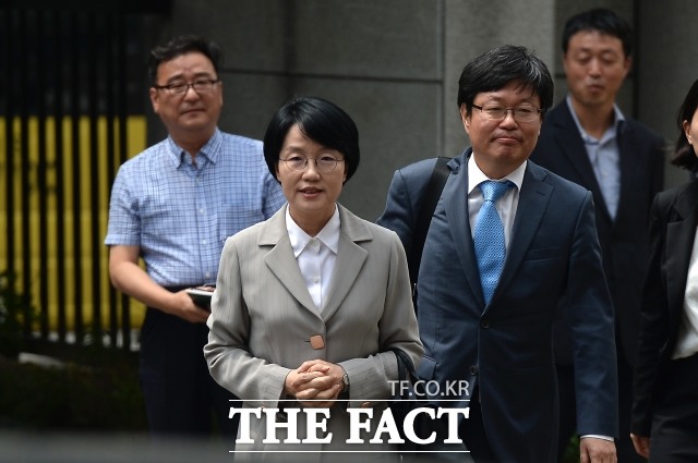 국민의당 총선 홍보비 리베이트 의혹 혐의로 구속 영장이 청구된 박선숙 국민의당 의원이 지난 2017년 7월 11일 오후 영장실질심사를 위해 서울서부지법에 들어서고 있다./임세준 기자