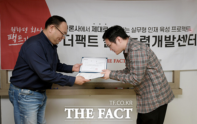 대상 수상하는 A1팀 에이스토리, 한국임업진흥원 팀장 원영하(오른쪽)