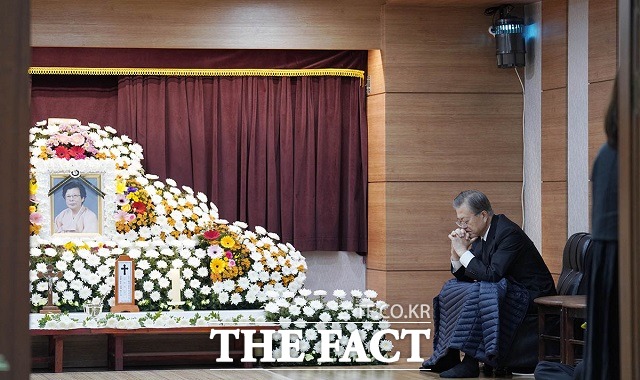 9일 청와대에 따르면 문재인 대통령은 전날 모친의 묘소를 살피기 위해 경남 양산을 방문했다. 지난달 30일 부산 남천성당에 마련된 고 강한옥 여사의 빈소에서 생각에 잠긴 문 대통령. /청와대 제공