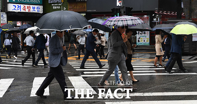 10일은 서해안에 비가 내리기 시작해 밤에 전국으로 확대되겠다. /더팩트 DB