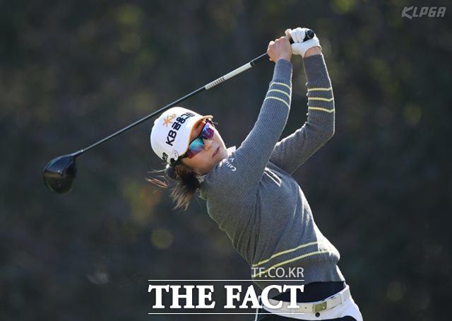 10년 무관 안송이가 9일 충남 천안 우정힐스CC에서 열린 2019 KLPGA투어 ADT캡스챔피언십대회 2라운드 중간합계 8언더파 136타로 이틀 연속 선두를 유지하며 우승 가능성을 높이고 있다./KLPGA 제공