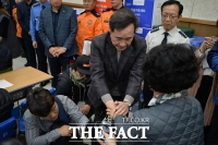  독도 헬기 실종자 가족 찾은 李 총리 '포기 안 한다'