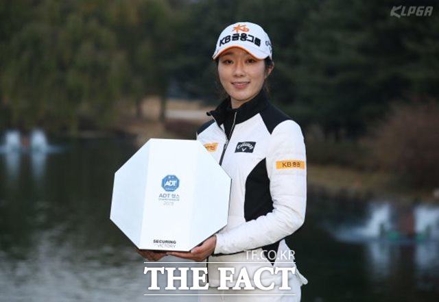 10년 만에 마침내 우승트로피를 들어 올린 안송이./KLPGA 제공
