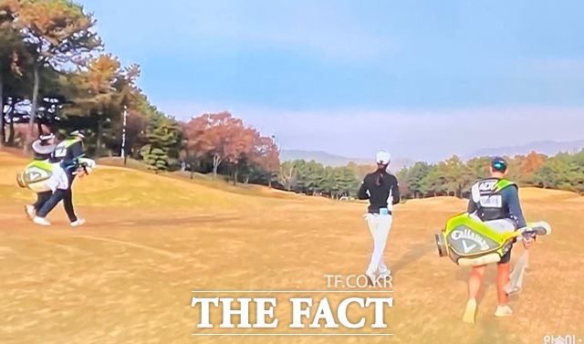 안송이(오른쪽)와 이가영은 모두 캘러웨이 골프용품을 사용하며 막판까지 한 타차 우승경쟁을 펼쳐 팬들의 이목을 집중시켰다./SBS골프 화면 캡처