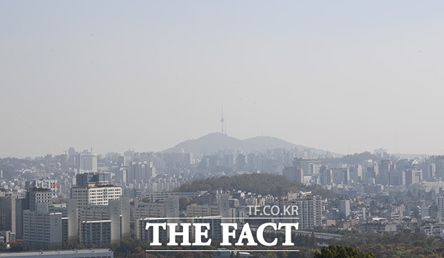 11일 전국이 대체로 흐린 가운데 일부 지역은 산발적으로 빗방울이 떨어지는 곳도 있겠다. 미세먼지 농도는 보통에서 나쁨 수준이다. / 남용희 기자