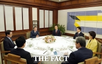  文, 여야 5당 대표와 만찬…'여야정 국정상설협의체' 복원 제안