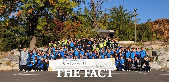 한진그룹이 인하대학교와 함께 지난 8일 인천시 학익동 인하대학교 인근 저소득 가구 지역주민을 대상으로 합동 봉사활동을 진행했다. /한진그룹 제공