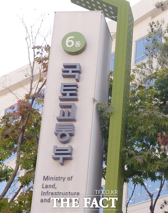 국토교통부가 10일까지 국내에서 운영 중인 미국 보잉 737NG 기종 150대 가운데 누적 비행횟수 2만 회 이상인 79대와 2만 회 미만인 21 등 100에 대한 점검을 완료했다고 11일 밝혔다. /더팩트 DB