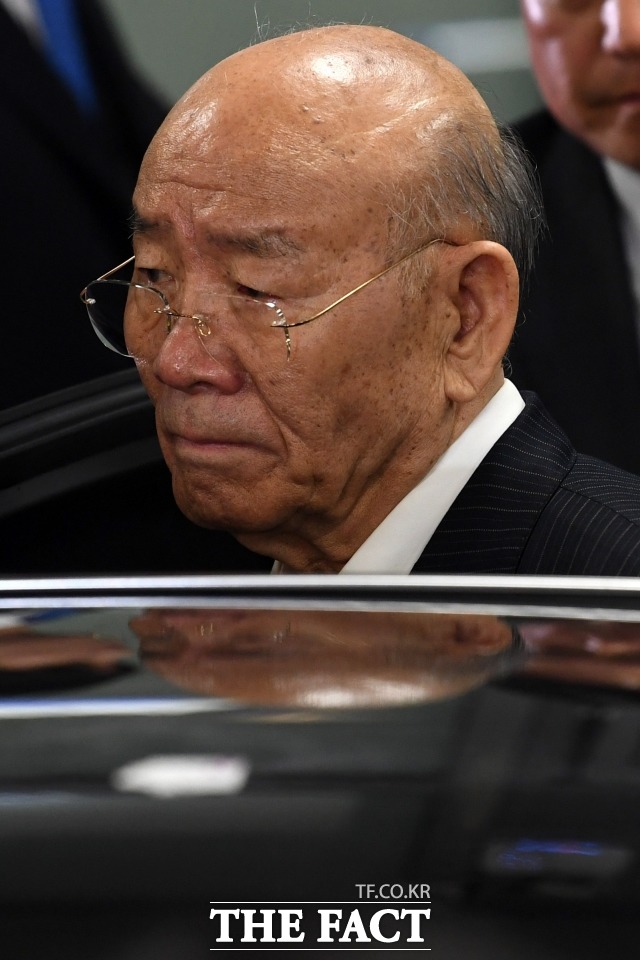 11일 오후 2시 광주지법 201호 형사대법정에서 형사8단독 장동혁 부장판사 심리로 사자명예훼손 혐의로 불구속기소된 전두환 전 대통령의 8번째 공판에서 전 전 대통령은 또 다시 출석하지 않았다. 사진은 지난 3월 11일 광주에서 재판을 마치고 올라온 전 전 대통령. 2019. 03. 11 남윤호 기자