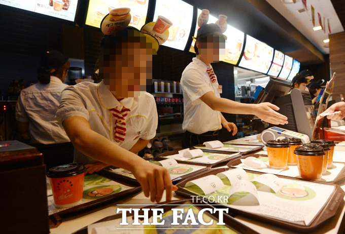 맥도날드가 주방 공개라는 특단의 조치를 감행한 배경으로 업계 안팎에서는 햄버거 프랜차이즈 업계 간 치열해지는 경쟁구도를 꼽는다. /이새롬 기자