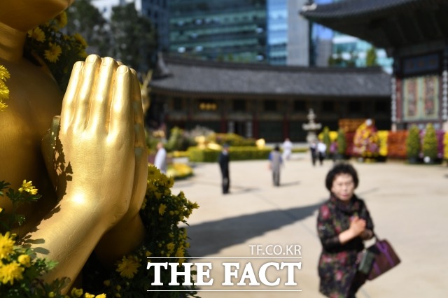 경찰청은 문제지 및 답안지 운송과 보관, 시험 당일 질서유지 등 수능과 연관된 총 3824곳 경비대상에 경찰관 9284명을 동원한다고 11일 밝혔다. 사진은 수능을 30일 앞둔 지난달 15일 오전 서울 종로구 조계사에서 수험생 학부모들이 자녀들의 학업성취를 기원하며 기도를 하고 있다./임세준 기자