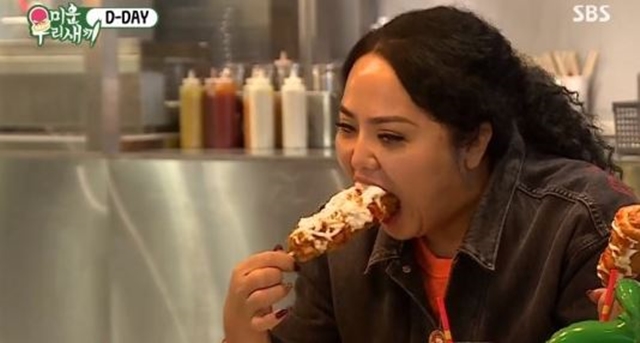 홍선영이 다이어트 중 치팅 데이를 맞아 먹고 싶은 음식을 먹었다. /SBS 미운 우리 새끼 캡처