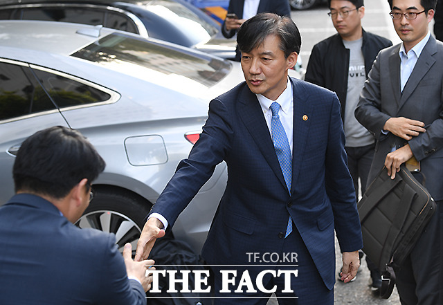 조국 전 법무부 장관이 10월 14일 장관직 전격 사퇴를 발표한 뒤 서울 서초구 방배동 자택에 들어서며 관계자와 악수를 나누고 있다. /이새롬 기자