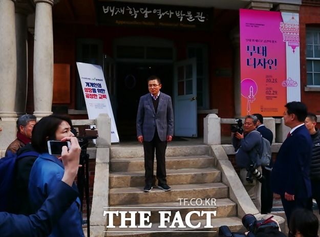 황교안 대표는 12일 오후 서울 중구 배재학당 역사박물관을 찾아 교육정책 비전을 발표하기 전 기자들과 대화를 나누고 있다. /허주열 기자