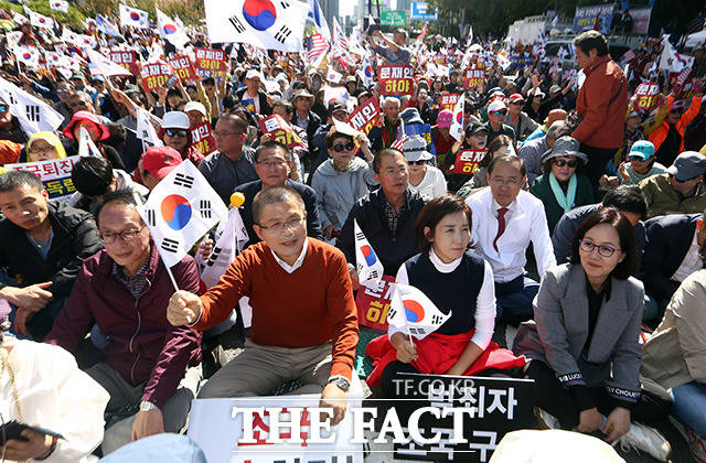 일각에선 나 원내대표가 원내 전략을 장외로 끌고 나가면서 존재감이 사라졌다는 평가가 나온다. 지난 10월9일 나 원내대표와 황 대표가 장외투쟁에 참가한 모습. /임영무 기자