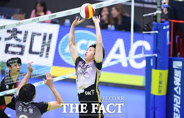 오는 13일(수) 열리는 도드람 2019-20 V리그 남녀부 경기를 대상으로 한 배구토토 스페셜 52회차 투표율을 중간집계한 결과, 남자부 OK저축은행-삼성화재(1경기)전에서 국내 배구팬의 66.81%가 홈팀 OK저축은행의 우세를 전망했다./KOVO 제공