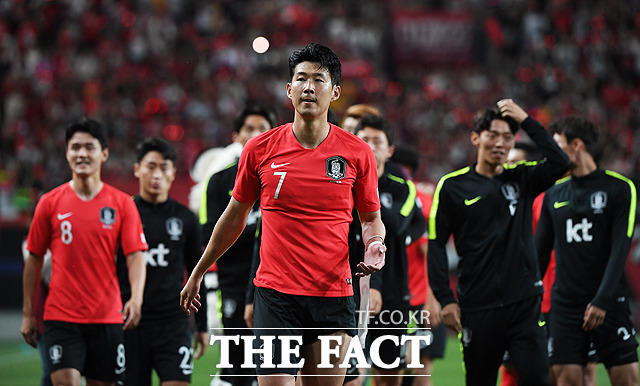 한국축구대표팀 캡틴 손흥민이 14일 레바논전을 하루 앞두고 대학수학능력시험을 치르는 수험생들을 위로하는 응원메시지를 소속팀 페이스북을 통해 보내 눈길을 끌고 있다./배정한 기자