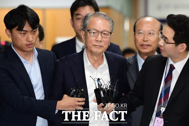 세월호참사 당시 박근혜 정부의 보고·지시 시점을 조작해 1심에서 유죄를 선고받은 김기춘 전 청와대 비서실장의 항소심 재판이 14일 시작됐다. 사진은 김 전 실장이 지난해 10월 서울 서초구 서울중앙지법에서 열리는 박근혜 정부의 보수단체 불법지원(화이트리스트) 관련 선고 공판에 출석하는 모습. /더팩트DB