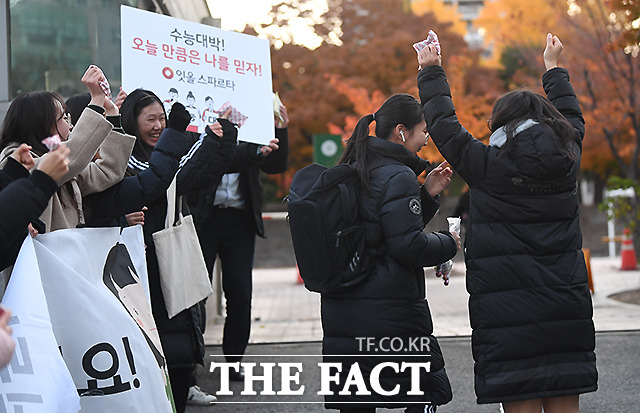 2020년도 대학수학능력시험일인 14일 오전 서울 중구 이화여자외국어고등학교에서 학생들이 수험생들을 응원하며 구호를 외치고 있다. /이새롬 기자