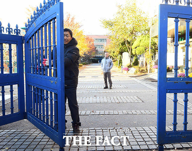 8시 10분 문이 닫히는 수험장