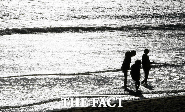 부산 지역이 맑은 날씨를 보인 14일 오후 부산 해운대구 해운대해수욕장에서 시민들이 가을바다를 즐기며 즐거운 시간을 보내고 있다.