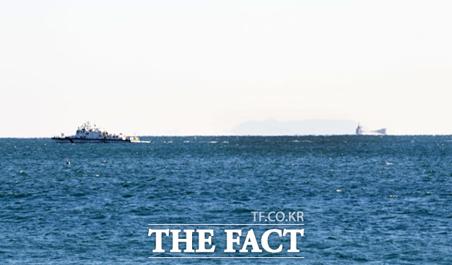 맑은 날씨로 인해 일본 쓰시마 섬이 보이고 있다.