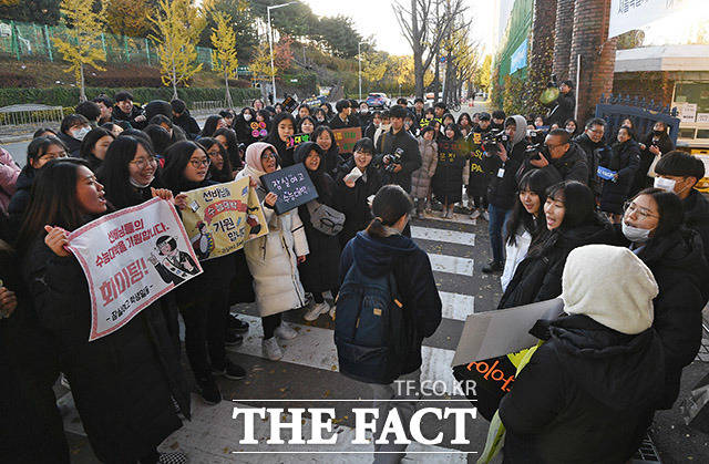 2020학년도 대학수학능력시험이 14일 오전 전국적으로 실시된 가운데 서울 송파구 가락고등학교에서 시험을 치르는 수험생들이 입실 전 후배들의 응원을 받고 있다. /이동률 기자