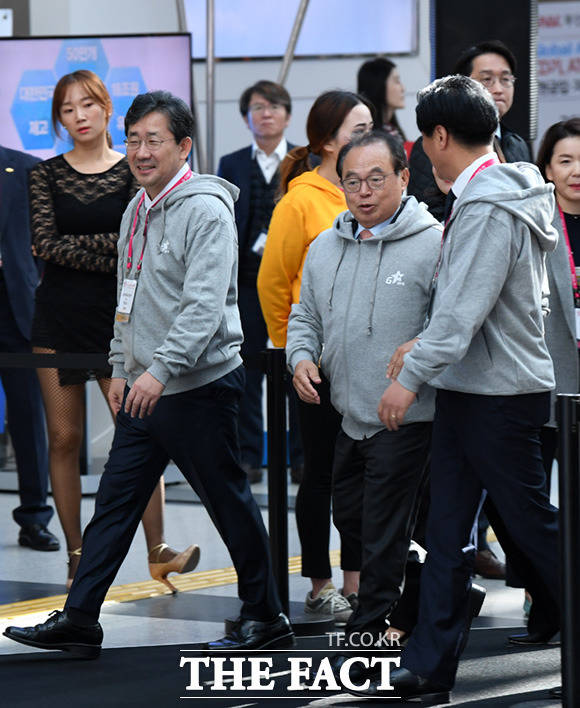 행사장 들어서는 박양우 문화체육관광부 장관(왼쪽)과 오거돈 부산시장