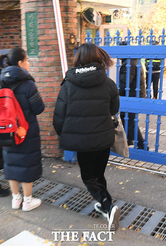 급하게 수험장에 들어가는 수험생