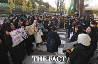 [TF포토] '수능 대박 나세요!' 후배들의 힘찬 응원받는 수험생들