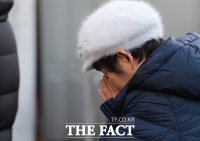 [TF포토] '우리 아이 수능 잘 치게'…간절히 기도하는 어머니