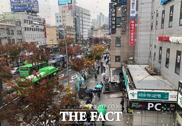 비가 오는 15일 오후 서울 동작구 노량진 학원가 일대가 공시생들로 북적이고 있다. 2019.11.15 /윤용민 기자