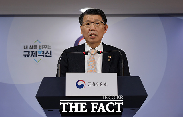 은행이 원금손실 가능성 20% 이상의 고위험군 상품을 팔 수 없게 되면서 증권사가 반사이익을 볼 것이란 목소리가 나온다. 사진은 지난 14일 오후 은성수 금융위원장이 서울 종로구 정부서울청사에서 브리핑을 열고 고위험 금융상품(DLF 등) 투자자 보호 강화를 위한 종합 개선방안을 발표하고 있다. /이선화 기자