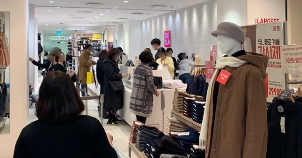 히트텍 증정 이벤트가 열린 15일 서울 시내 유니클로 매장은 물건을 구매하는 고객들로 붐볐다. /이민주 기자