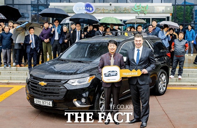 쉐보레는 지난 13일 인천 부평구청에서 대형 SUV 트래버스의 1호차 전달식을 진행하고, 15일부터 일반 고객에게 차량 인도를  시작한다고 밝혔다. /쉐보레 제공