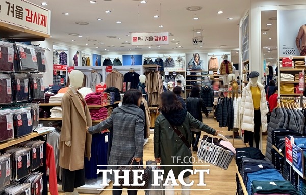 15일 유니클로 매장을 찾은 고객들은 장바구니를 들고 매장을 누비며 후리스, 패딩 등 인기 상품을 둘러봤다. /이민주 기자