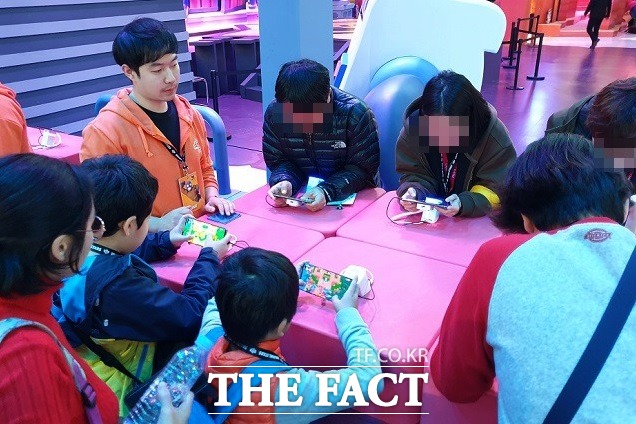 15일 부모와 함께 브롤스타즈 부스를 찾은 꼬마 관람객들이 게임 대결을 펼치고 있다. /부산=최승진 기자
