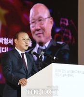  '박항서 매직' 베트남 축구, UAE 꺾고 '신기록' 행진