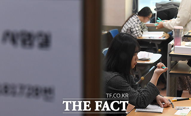 주요 대학들의 수시 논술 고사가 시행되고 있다. 주요 대학들은 내달 초까지 논술을 진행할 예정이다. /더팩트 DB