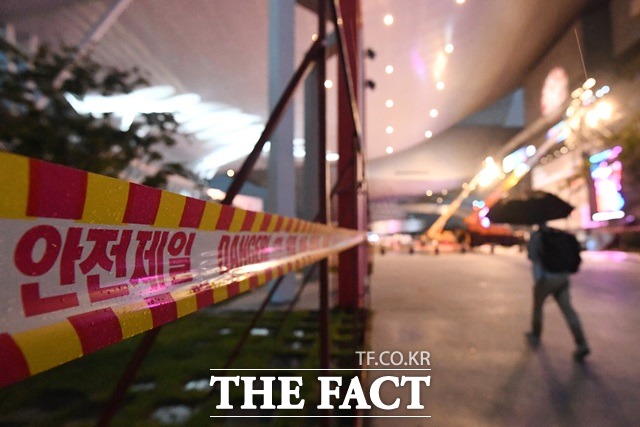 전국이 대체로 흐리다가 낮부터 대부분 지역에서 비가 내리겠다. 일부 지역에서는 천둥·번개가 동반한 강한 돌풍이 일겠다. /더팩트 DB