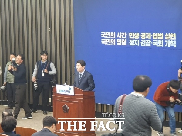 이인영 더불어민주당 원내대표는 18일 국회에서 열린 의원총회에서 이번 주부터 선거법 관련 패스트트랙 공조 야당과의 협상 테이블을 수면 위로 올리겠다고 밝혔다. /국회=박숙현 기자