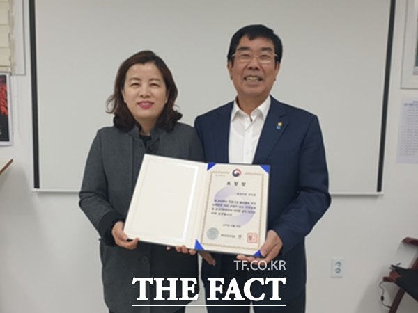 제16회 전국우수시장박람회에서 행정안전부 장관상을 수상한 이인선 연서시장 특성화첫걸음시장육성사업단 단장과 변세근 연서시장 상인회 회장(왼쪽부터)./연서시장 제공