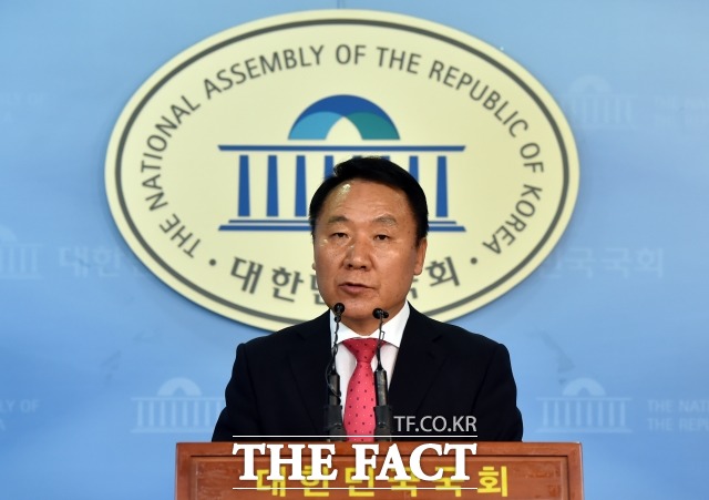 검찰이 강원랜드 채용 청탁 혐의로 기소된 염동열 자유한국당 의원에게 징역형을 구형했다. 염 의원이 2017년 9월 서울 여의도 국회 정론관에서 기자회견을 열고 강원랜드 특혜채용 보도와 관련해 개인적으로 청탁한 사실이 전혀 없다고 밝히는 모습. /더팩트 DB